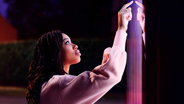 Mulher interagindo com tecnologia