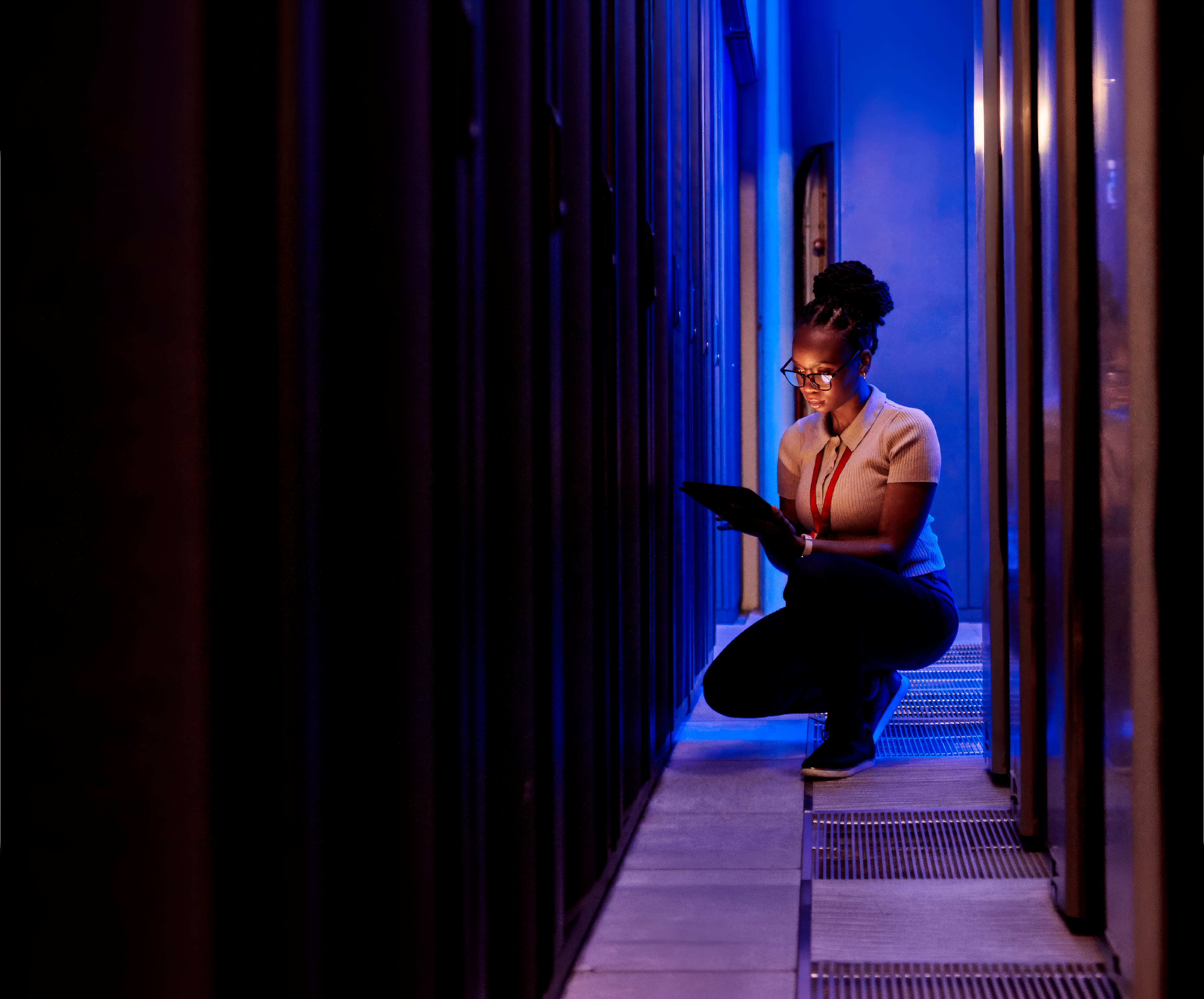 Profesional de TI trabajando con tecnología